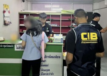 รวบ 6 เภสัชเก๊ ลอบขายยาแก้ไอสูตร 4×100 กลางปทุมฯ