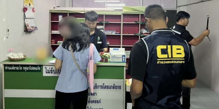 รวบ 6 เภสัชเก๊ ลอบขายยาแก้ไอสูตร 4×100 กลางปทุมฯ