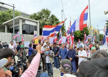 คปท.-กองทัพธรรมบุกสภา คัดค้านนิรโทษกรรมสุดซอย-ร่างกฎหมายสถานบันเทิงครบวงจร
