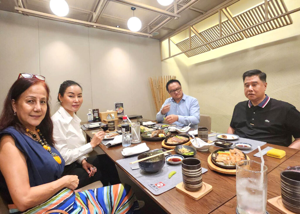 "เดลิมิเร่อร์" มอบเข็มพระสังฆราช แด่ พลเอก ม.ล.สุปรีดีฯ พร้อมร่วมฉลองวันเกิดอย่างอบอุ่นที่ฮอนโมโนะ 27