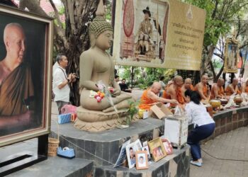 🔥ทะลักลานวัด! สายบุญแห่ตักบาตรวันเข้าพรรษาที่วัดชลประทาน ศรัทธาหลั่งไหลแน่นขนัด✨🙏