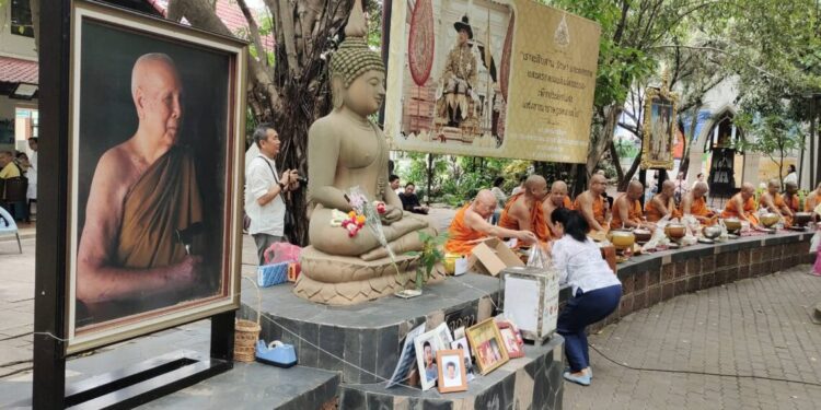 🔥ทะลักลานวัด! สายบุญแห่ตักบาตรวันเข้าพรรษาที่วัดชลประทาน ศรัทธาหลั่งไหลแน่นขนัด✨🙏