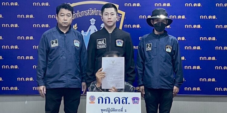 บช.น.–สอท. ไล่ล่าข้ามจังหวัด รวบ “บุญอุ้ม” มือม้าแก๊งคอลเซ็นเตอร์ปลอม ตุ๋นเหยื่อดูดเงินเกลี้ยงบัญชี 25 บช.น.–สอท. ไล่ล่าข้ามจังหวัด รวบ “บุญอุ้ม” มือม้าแก๊งคอลเซ็นเตอร์ปลอม ตุ๋นเหยื่อดูดเงินเกลี้ยงบัญชี