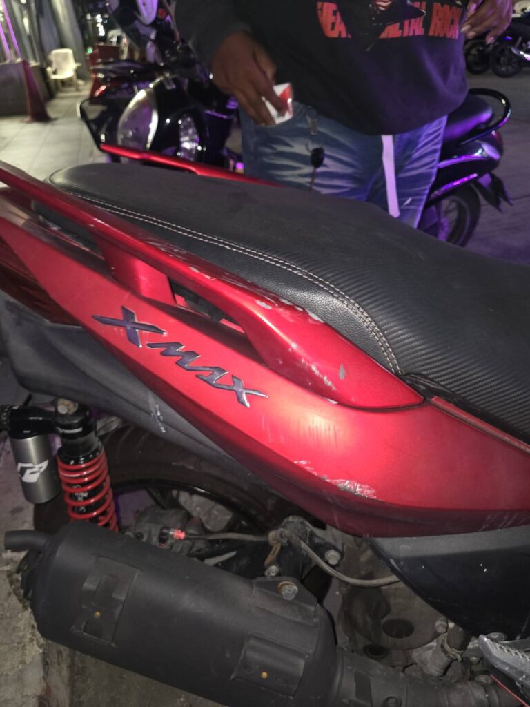 แท็กซี่อุกอาจ! พุ่งชน XMAX และรถพ่วงข้าง 2 คันกลางแยกลำสาลี ก่อนซิ่งหนี – ผู้เสียหายโร่แจ้ง สน.หัวหมาก ล่าตัวเอาผิด 26