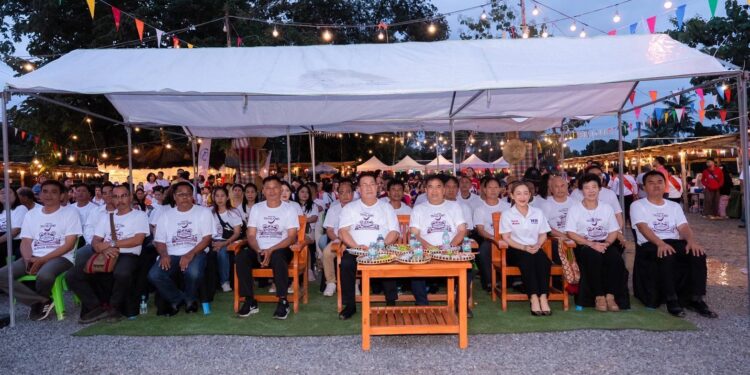 คึกคัก! งาน “ตลาดอำเภอด้ง” เสน่ห์วันวาน เริงสำราญ เมืองเก่า สืบสานวิถีไทย ส่งเสริมการท่องเที่ยวอย่างยั่งยืน