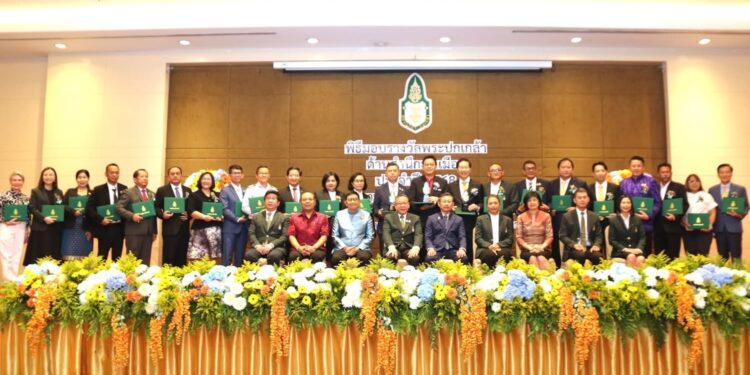 สถาบันพระปกเกล้า มอบรางวัล “พระปกเกล้า” ด้านสำนึกพลเมือง ประจำปี 2568 25 สถาบันพระปกเกล้า มอบรางวัล “พระปกเกล้า” ด้านสำนึกพลเมือง ประจำปี 2568