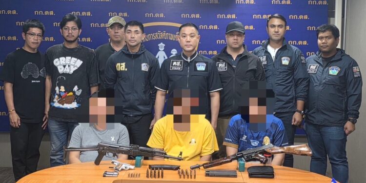“ดส.”บุกจับกลางปั๊ม! รวบ 3 โจ๋ขบวนการค้าอาวุธสงคราม ของกลางอื้อ 24 “ดส.”บุกจับกลางปั๊ม! รวบ 3 โจ๋ขบวนการค้าอาวุธสงคราม ของกลางอื้อ