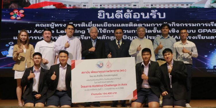 ดร.ศักดิ์สิน โรจน์สราญรมย์ มอบทุนสนุนให้กับ โรงเรียนดรุณาราชบุรี ในการเข้าร่วมการแข่งขัน โครงการ KidWind Challenge in Asia ณ ประเทศไต้หวัน 25 ดร.ศักดิ์สิน โรจน์สราญรมย์ มอบทุนสนุนให้กับ โรงเรียนดรุณาราชบุรี ในการเข้าร่วมการแข่งขัน โครงการ KidWind Challenge in Asia ณ ประเทศไต้หวัน
