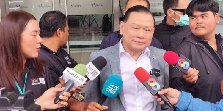 นายสันธนะ ประยูรรัตน์ (รองต่อ) ยื่นเอกสารเกี่ยวกับข้อมูลนักการเมืองระดับผู้บริหารของพรรคภูมิใจไทย มีส่วนรู้เห็นหรือได้รับผลประโยชน์ทางตรงหรือโดยอ้อมจากการลงทุนธุรกิจบริเวณพื้นที่ชายแดนไทย-กัมพูชา 25 นายสันธนะ ประยูรรัตน์ (รองต่อ) ยื่นเอกสารเกี่ยวกับข้อมูลนักการเมืองระดับผู้บริหารของพรรคภูมิใจไทย มีส่วนรู้เห็นหรือได้รับผลประโยชน์ทางตรงหรือโดยอ้อมจากการลงทุนธุรกิจบริเวณพื้นที่ชายแดนไทย-กัมพูชา
