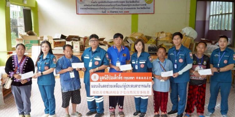มูลนิธิป่อเต็กตึ๊ง ลงพื้นที่บรรเทาทุกข์ แจกจ่ายเครื่องอุปโภคบริโภคแก่ผู้ประสบภัย มอบเงินและกระเช้าปลอบขวัญผู้บาดเจ็บ พร้อมมอบเงินช่วยเหลือกรณีบ้านพังทั้งหลัง และช่วยเหลือค่าฌาปนกิจแก่ญาติผู้เสียชีวิตจากเหตุดินโคลนถล่มและน้ำป่าไหลหลากที่บ้านปางอุ๋ง อ.แม่แจ่ม จ.เชียงใหม่ 25 มูลนิธิป่อเต็กตึ๊ง ลงพื้นที่บรรเทาทุกข์ แจกจ่ายเครื่องอุปโภคบริโภคแก่ผู้ประสบภัย มอบเงินและกระเช้าปลอบขวัญผู้บาดเจ็บ พร้อมมอบเงินช่วยเหลือกรณีบ้านพังทั้งหลัง และช่วยเหลือค่าฌาปนกิจแก่ญาติผู้เสียชีวิตจากเหตุดินโคลนถล่มและน้ำป่าไหลหลากที่บ้านปางอุ๋ง อ.แม่แจ่ม จ.เชียงใหม่