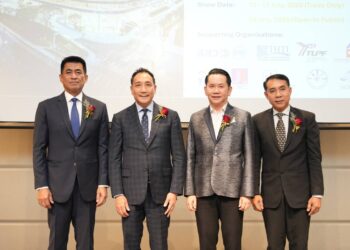“Mega Show-Bangkok 2026” งานแสดงสินค้าไลฟ์สไตล์ระดับนานาชาติเตรียมสร้างปรากฏการณ์ใหม่ใจกลางกรุงเทพฯ ย้ายสู่ศูนย์การประชุมแห่งชาติสิริกิติ์ พร้อมเปิดตัวงาน Kick-off อย่างเป็นทางการ เมื่อวันที่ 9 กันยายน 2568 บริษัท ComAsia Limited จำกัด เปิดตัว“Mega Show-Bangkok 2026” อย่างยิ่งใหญ่ภายใต้ชื่องาน “Kick-off Ceremony for 2026 MEGA SHOW-Bangkok” ณ ศูนย์การประชุมแห่งชาติสิริกิติ์ (QSNCC) ซึ่งเป็นการนับถอยหลังสู่มหกรรมแสดงสินค้านานาชาติ โดยจัดขึ้นระหว่างวันที่ 15–17 กรกฎาคม 2569 โดยงานนี้นับเป็นแพลตฟอร์มสำคัญที่เชื่อมโยงผู้ประกอบการไทยกับผู้ซื้อจากทั่วโลก ภายในงานแถลงข่าวได้รับเกียรติจากบุคคลสำคัญในแวดวงอุตสาหกรรมและการค้าของไทยร่วมงาน อาทิ นายสุรพล อุทินทุ ประธานเจ้าหน้าที่บริหาร ศูนย์การประชุมแห่งชาติสิริกิต์  ดร.ชาญชัย สิริเกษมเลิศ ผู้อำนวยการสถาบันพัฒนาอุตสาหกรรมสิ่งทอ (THTI) นายจิรบูลย์ วิทยสิงห์ เลขาธิการสมาพันธ์ผลิตภัณฑ์ไลฟ์สไตล์ไทย และนายสุปรีย์ ทองเพชรประธานสภาวิสาหกิจขนาดกลางและขนาดย่อมของไทย โดยได้ร่วมเสวนาในหัวข้อ “US Tax Wall: โอกาสของภาคธุรกิจไทย” พร้อมด้วยการสนับสนุนจากหน่วยงานภาครัฐและสมาคมธุรกิจที่เกี่ยวข้อง ได้แก่ สมาคมการค้าเครื่องใช้ในครัวเรือนไทย สมาคมการค้าของขวัญของชำร่วยไทยและของตกแต่งบ้าน สมาคมการค้าสินค้าตกแต่งบ้านและผลิตภัณฑ์ไลฟ์สไตล์  สมาคมการค้าของเล่นและผลิตภัณฑ์เด็กไทยสมาคมเครื่องเขียนและเครื่องใช้สำนักงานไทย สมาคมผู้ผลิตและผู้ส่งออกสินค้าหัตถกรรมภาคเหนือ มร.ปีเตอร์ เชิง ผู้อำนวยการ บริษัท ComAsia Limited กล่าวถึงการจัดงานว่า “Mega Show ได้รับความสำเร็จอย่างต่อเนื่องกว่า 30 ปีที่ฮ่องกง และเป็นที่รู้จักในระดับนานาชาติ กรุงเทพฯ ถือเป็นศูนย์กลางของเอเชียตะวันออกเฉียงใต้ที่มีศักยภาพสูง เชื่อมต่อการเดินทางสะดวก และเป็นตลาดที่มีโอกาสเติบโตมากกว่าประเทศอื่น เราจึงตัดสินใจขยาย Mega Show มาจัดในประเทศไทย ซึ่งในปีหน้าถือเป็นครั้งที่ 5 และเติบโตขึ้นจากผู้แสดงสินค้า400 รายในปีแรก สู่กว่า 1,000 ราย” Mega Show-Bangkok โดดเด่นด้วยการจัดแสดงสินค้าที่ครอบคลุมหลากหลายหมวดหมู่ ของขวัญ ของชำร่วย ของใช้ในบ้าน เครื่องเขียนเครื่องใช้ไฟฟ้า อุปกรณ์ไฟฟ้าแสงสว่าง อุปกรณ์อิเล็กทรอนิกส์ ฮาร์ดแวร์และอุปกรณ์ทำสวน รวมถึงผลิตภัณฑ์ ฮาลาล ที่ตอบโจทย์ตลาดโลก โดยงานที่ผ่านมา ในปี 2025 มีผู้เข้าชมกว่า 15,000 ราย โดยกว่า 6,000 ราย เดินทางมาจากต่างประเทศ ครอบคลุมผู้ซื้อทั้งจากญี่ปุ่น เกาหลี ฟิลิปปินส์ อินโดนีเซีย เวียดนาม จีน ฮ่องกง รวมถึงยุโรปและอเมริกา สร้างเม็ดเงินหมุนเวียนด้านโรงแรม การขนส่ง และการท่องเที่ยวอย่างมหาศาล นอกจากนี้ ภายในงานยังมีกิจกรรมสัมมนาและเวิร์กช็อปให้ความรู้ด้าน E-commerce รวมถึงการ Business Matching เชื่อมโยงผู้ซื้อกับผู้ประกอบการไทยโดยตรง ตอกย้ำความเป็นเวที B2B และ B2C ที่ครบวงจร“Mega Show-Bangkok 2026 คาดว่าจะมีผู้แสดงสินค้ากว่า 1,200 บูธ จากกว่า 17 ประเทศ และดึงดูดผู้ซื้อมืออาชีพนับหมื่นรายจากทั่วโลก โดยมีหนึ่งวันพิเศษเปิดให้ผู้บริโภคชาวไทยเข้าร่วมสัมผัสประสบการณ์การช้อปปิ้งสินค้าไลฟ์สไตล์จากทั่วโลก” มร.ปีเตอร์ กล่าวปิดท้าย ดร.ชาญชัย สิริเกษมเลิศ ผู้อำนวยการสถาบันพัฒนาอุตสาหกรรมสิ่งทอ กล่าวถึงบทบาทของสถาบันว่า “Mega Show เป็นเวทีสำคัญที่สร้างโอกาสให้กับผู้ประกอบการ โดยเฉพาะ SMEs ในกลุ่มไลฟ์สไตล์และสิ่งทอแฟชั่น ที่จะได้พัฒนาศักยภาพและขยายตลาดสู่ระดับนานาชาติ การเปลี่ยนแปลงของเศรษฐกิจโลกและภูมิรัฐศาสตร์ทำให้ผู้ประกอบการต้องปรับตัว งานนี้จึงถือเป็นเวทีที่จะช่วยสร้างความร่วมมือและเปิดประตูสู่ตลาดใหม่ๆ ได้อย่างแท้จริง”ปัจจุบันแนวโน้มการจัดแสดงสินค้าได้เปลี่ยนแปลงไป ภายใต้แรงกดดันทางภูมิรัฐศาสตร์และเศรษฐกิจโลก ทำให้เกิดความท้าทายใหม่ ๆ เช่น ผลกระทบจากความตึงเครียดทางการเมืองระหว่างประเทศที่ส่งผลโดยตรงต่อตลาดแสดงสินค้า อย่างไรก็ตาม อุตสาหกรรมสร้างสรรค์ยังคงมีการเติบโต ทั้งในด้านสินค้าเป็นมิตรต่อสิ่งแวดล้อม กลุ่ม Green Sustainable นวัตกรรมเทคโนโลยี และการขยายเครือข่ายซัพพลายเชนในระดับโลก ซึ่งผู้ประกอบการไทยจำเป็นต้องเร่งปรับตัว