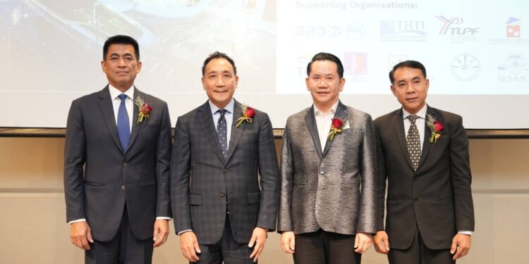 “Mega Show-Bangkok 2026” งานแสดงสินค้าไลฟ์สไตล์ระดับนานาชาติเตรียมสร้างปรากฏการณ์ใหม่ใจกลางกรุงเทพฯ ย้ายสู่ศูนย์การประชุมแห่งชาติสิริกิติ์ พร้อมเปิดตัวงาน Kick-off อย่างเป็นทางการ เมื่อวันที่ 9 กันยายน 2568 บริษัท ComAsia Limited จำกัด เปิดตัว“Mega Show-Bangkok 2026” อย่างยิ่งใหญ่ภายใต้ชื่องาน “Kick-off Ceremony for 2026 MEGA SHOW-Bangkok” ณ ศูนย์การประชุมแห่งชาติสิริกิติ์ (QSNCC) ซึ่งเป็นการนับถอยหลังสู่มหกรรมแสดงสินค้านานาชาติ โดยจัดขึ้นระหว่างวันที่ 15–17 กรกฎาคม 2569 โดยงานนี้นับเป็นแพลตฟอร์มสำคัญที่เชื่อมโยงผู้ประกอบการไทยกับผู้ซื้อจากทั่วโลก ภายในงานแถลงข่าวได้รับเกียรติจากบุคคลสำคัญในแวดวงอุตสาหกรรมและการค้าของไทยร่วมงาน อาทิ นายสุรพล อุทินทุ ประธานเจ้าหน้าที่บริหาร ศูนย์การประชุมแห่งชาติสิริกิต์ ดร.ชาญชัย สิริเกษมเลิศ ผู้อำนวยการสถาบันพัฒนาอุตสาหกรรมสิ่งทอ (THTI) นายจิรบูลย์ วิทยสิงห์ เลขาธิการสมาพันธ์ผลิตภัณฑ์ไลฟ์สไตล์ไทย และนายสุปรีย์ ทองเพชรประธานสภาวิสาหกิจขนาดกลางและขนาดย่อมของไทย โดยได้ร่วมเสวนาในหัวข้อ “US Tax Wall: โอกาสของภาคธุรกิจไทย” พร้อมด้วยการสนับสนุนจากหน่วยงานภาครัฐและสมาคมธุรกิจที่เกี่ยวข้อง ได้แก่ สมาคมการค้าเครื่องใช้ในครัวเรือนไทย สมาคมการค้าของขวัญของชำร่วยไทยและของตกแต่งบ้าน สมาคมการค้าสินค้าตกแต่งบ้านและผลิตภัณฑ์ไลฟ์สไตล์ สมาคมการค้าของเล่นและผลิตภัณฑ์เด็กไทยสมาคมเครื่องเขียนและเครื่องใช้สำนักงานไทย สมาคมผู้ผลิตและผู้ส่งออกสินค้าหัตถกรรมภาคเหนือ มร.ปีเตอร์ เชิง ผู้อำนวยการ บริษัท ComAsia Limited กล่าวถึงการจัดงานว่า “Mega Show ได้รับความสำเร็จอย่างต่อเนื่องกว่า 30 ปีที่ฮ่องกง และเป็นที่รู้จักในระดับนานาชาติ กรุงเทพฯ ถือเป็นศูนย์กลางของเอเชียตะวันออกเฉียงใต้ที่มีศักยภาพสูง เชื่อมต่อการเดินทางสะดวก และเป็นตลาดที่มีโอกาสเติบโตมากกว่าประเทศอื่น เราจึงตัดสินใจขยาย Mega Show มาจัดในประเทศไทย ซึ่งในปีหน้าถือเป็นครั้งที่ 5 และเติบโตขึ้นจากผู้แสดงสินค้า400 รายในปีแรก สู่กว่า 1,000 ราย” Mega Show-Bangkok โดดเด่นด้วยการจัดแสดงสินค้าที่ครอบคลุมหลากหลายหมวดหมู่ ของขวัญ ของชำร่วย ของใช้ในบ้าน เครื่องเขียนเครื่องใช้ไฟฟ้า อุปกรณ์ไฟฟ้าแสงสว่าง อุปกรณ์อิเล็กทรอนิกส์ ฮาร์ดแวร์และอุปกรณ์ทำสวน รวมถึงผลิตภัณฑ์ ฮาลาล ที่ตอบโจทย์ตลาดโลก โดยงานที่ผ่านมา ในปี 2025 มีผู้เข้าชมกว่า 15,000 ราย โดยกว่า 6,000 ราย เดินทางมาจากต่างประเทศ ครอบคลุมผู้ซื้อทั้งจากญี่ปุ่น เกาหลี ฟิลิปปินส์ อินโดนีเซีย เวียดนาม จีน ฮ่องกง รวมถึงยุโรปและอเมริกา สร้างเม็ดเงินหมุนเวียนด้านโรงแรม การขนส่ง และการท่องเที่ยวอย่างมหาศาล นอกจากนี้ ภายในงานยังมีกิจกรรมสัมมนาและเวิร์กช็อปให้ความรู้ด้าน E-commerce รวมถึงการ Business Matching เชื่อมโยงผู้ซื้อกับผู้ประกอบการไทยโดยตรง ตอกย้ำความเป็นเวที B2B และ B2C ที่ครบวงจร“Mega Show-Bangkok 2026 คาดว่าจะมีผู้แสดงสินค้ากว่า 1,200 บูธ จากกว่า 17 ประเทศ และดึงดูดผู้ซื้อมืออาชีพนับหมื่นรายจากทั่วโลก โดยมีหนึ่งวันพิเศษเปิดให้ผู้บริโภคชาวไทยเข้าร่วมสัมผัสประสบการณ์การช้อปปิ้งสินค้าไลฟ์สไตล์จากทั่วโลก” มร.ปีเตอร์ กล่าวปิดท้าย ดร.ชาญชัย สิริเกษมเลิศ ผู้อำนวยการสถาบันพัฒนาอุตสาหกรรมสิ่งทอ กล่าวถึงบทบาทของสถาบันว่า “Mega Show เป็นเวทีสำคัญที่สร้างโอกาสให้กับผู้ประกอบการ โดยเฉพาะ SMEs ในกลุ่มไลฟ์สไตล์และสิ่งทอแฟชั่น ที่จะได้พัฒนาศักยภาพและขยายตลาดสู่ระดับนานาชาติ การเปลี่ยนแปลงของเศรษฐกิจโลกและภูมิรัฐศาสตร์ทำให้ผู้ประกอบการต้องปรับตัว งานนี้จึงถือเป็นเวทีที่จะช่วยสร้างความร่วมมือและเปิดประตูสู่ตลาดใหม่ๆ ได้อย่างแท้จริง”ปัจจุบันแนวโน้มการจัดแสดงสินค้าได้เปลี่ยนแปลงไป ภายใต้แรงกดดันทางภูมิรัฐศาสตร์และเศรษฐกิจโลก ทำให้เกิดความท้าทายใหม่ ๆ เช่น ผลกระทบจากความตึงเครียดทางการเมืองระหว่างประเทศที่ส่งผลโดยตรงต่อตลาดแสดงสินค้า อย่างไรก็ตาม อุตสาหกรรมสร้างสรรค์ยังคงมีการเติบโต ทั้งในด้านสินค้าเป็นมิตรต่อสิ่งแวดล้อม กลุ่ม Green Sustainable นวัตกรรมเทคโนโลยี และการขยายเครือข่ายซัพพลายเชนในระดับโลก ซึ่งผู้ประกอบการไทยจำเป็นต้องเร่งปรับตัว 25 “Mega Show-Bangkok 2026” งานแสดงสินค้าไลฟ์สไตล์ระดับนานาชาติเตรียมสร้างปรากฏการณ์ใหม่ใจกลางกรุงเทพฯ ย้ายสู่ศูนย์การประชุมแห่งชาติสิริกิติ์ พร้อมเปิดตัวงาน Kick-off อย่างเป็นทางการ เมื่อวันที่ 9 กันยายน 2568 บริษัท ComAsia Limited จำกัด เปิดตัว“Mega Show-Bangkok 2026” อย่างยิ่งใหญ่ภายใต้ชื่องาน “Kick-off Ceremony for 2026 MEGA SHOW-Bangkok” ณ ศูนย์การประชุมแห่งชาติสิริกิติ์ (QSNCC) ซึ่งเป็นการนับถอยหลังสู่มหกรรมแสดงสินค้านานาชาติ โดยจัดขึ้นระหว่างวันที่ 15–17 กรกฎาคม 2569 โดยงานนี้นับเป็นแพลตฟอร์มสำคัญที่เชื่อมโยงผู้ประกอบการไทยกับผู้ซื้อจากทั่วโลก ภายในงานแถลงข่าวได้รับเกียรติจากบุคคลสำคัญในแวดวงอุตสาหกรรมและการค้าของไทยร่วมงาน อาทิ นายสุรพล อุทินทุ ประธานเจ้าหน้าที่บริหาร ศูนย์การประชุมแห่งชาติสิริกิต์ ดร.ชาญชัย สิริเกษมเลิศ ผู้อำนวยการสถาบันพัฒนาอุตสาหกรรมสิ่งทอ (THTI) นายจิรบูลย์ วิทยสิงห์ เลขาธิการสมาพันธ์ผลิตภัณฑ์ไลฟ์สไตล์ไทย และนายสุปรีย์ ทองเพชรประธานสภาวิสาหกิจขนาดกลางและขนาดย่อมของไทย โดยได้ร่วมเสวนาในหัวข้อ “US Tax Wall: โอกาสของภาคธุรกิจไทย” พร้อมด้วยการสนับสนุนจากหน่วยงานภาครัฐและสมาคมธุรกิจที่เกี่ยวข้อง ได้แก่ สมาคมการค้าเครื่องใช้ในครัวเรือนไทย สมาคมการค้าของขวัญของชำร่วยไทยและของตกแต่งบ้าน สมาคมการค้าสินค้าตกแต่งบ้านและผลิตภัณฑ์ไลฟ์สไตล์ สมาคมการค้าของเล่นและผลิตภัณฑ์เด็กไทยสมาคมเครื่องเขียนและเครื่องใช้สำนักงานไทย สมาคมผู้ผลิตและผู้ส่งออกสินค้าหัตถกรรมภาคเหนือ มร.ปีเตอร์ เชิง ผู้อำนวยการ บริษัท ComAsia Limited กล่าวถึงการจัดงานว่า “Mega Show ได้รับความสำเร็จอย่างต่อเนื่องกว่า 30 ปีที่ฮ่องกง และเป็นที่รู้จักในระดับนานาชาติ กรุงเทพฯ ถือเป็นศูนย์กลางของเอเชียตะวันออกเฉียงใต้ที่มีศักยภาพสูง เชื่อมต่อการเดินทางสะดวก และเป็นตลาดที่มีโอกาสเติบโตมากกว่าประเทศอื่น เราจึงตัดสินใจขยาย Mega Show มาจัดในประเทศไทย ซึ่งในปีหน้าถือเป็นครั้งที่ 5 และเติบโตขึ้นจากผู้แสดงสินค้า400 รายในปีแรก สู่กว่า 1,000 ราย” Mega Show-Bangkok โดดเด่นด้วยการจัดแสดงสินค้าที่ครอบคลุมหลากหลายหมวดหมู่ ของขวัญ ของชำร่วย ของใช้ในบ้าน เครื่องเขียนเครื่องใช้ไฟฟ้า อุปกรณ์ไฟฟ้าแสงสว่าง อุปกรณ์อิเล็กทรอนิกส์ ฮาร์ดแวร์และอุปกรณ์ทำสวน รวมถึงผลิตภัณฑ์ ฮาลาล ที่ตอบโจทย์ตลาดโลก โดยงานที่ผ่านมา ในปี 2025 มีผู้เข้าชมกว่า 15,000 ราย โดยกว่า 6,000 ราย เดินทางมาจากต่างประเทศ ครอบคลุมผู้ซื้อทั้งจากญี่ปุ่น เกาหลี ฟิลิปปินส์ อินโดนีเซีย เวียดนาม จีน ฮ่องกง รวมถึงยุโรปและอเมริกา สร้างเม็ดเงินหมุนเวียนด้านโรงแรม การขนส่ง และการท่องเที่ยวอย่างมหาศาล นอกจากนี้ ภายในงานยังมีกิจกรรมสัมมนาและเวิร์กช็อปให้ความรู้ด้าน E-commerce รวมถึงการ Business Matching เชื่อมโยงผู้ซื้อกับผู้ประกอบการไทยโดยตรง ตอกย้ำความเป็นเวที B2B และ B2C ที่ครบวงจร“Mega Show-Bangkok 2026 คาดว่าจะมีผู้แสดงสินค้ากว่า 1,200 บูธ จากกว่า 17 ประเทศ และดึงดูดผู้ซื้อมืออาชีพนับหมื่นรายจากทั่วโลก โดยมีหนึ่งวันพิเศษเปิดให้ผู้บริโภคชาวไทยเข้าร่วมสัมผัสประสบการณ์การช้อปปิ้งสินค้าไลฟ์สไตล์จากทั่วโลก” มร.ปีเตอร์ กล่าวปิดท้าย ดร.ชาญชัย สิริเกษมเลิศ ผู้อำนวยการสถาบันพัฒนาอุตสาหกรรมสิ่งทอ กล่าวถึงบทบาทของสถาบันว่า “Mega Show เป็นเวทีสำคัญที่สร้างโอกาสให้กับผู้ประกอบการ โดยเฉพาะ SMEs ในกลุ่มไลฟ์สไตล์และสิ่งทอแฟชั่น ที่จะได้พัฒนาศักยภาพและขยายตลาดสู่ระดับนานาชาติ การเปลี่ยนแปลงของเศรษฐกิจโลกและภูมิรัฐศาสตร์ทำให้ผู้ประกอบการต้องปรับตัว งานนี้จึงถือเป็นเวทีที่จะช่วยสร้างความร่วมมือและเปิดประตูสู่ตลาดใหม่ๆ ได้อย่างแท้จริง”ปัจจุบันแนวโน้มการจัดแสดงสินค้าได้เปลี่ยนแปลงไป ภายใต้แรงกดดันทางภูมิรัฐศาสตร์และเศรษฐกิจโลก ทำให้เกิดความท้าทายใหม่ ๆ เช่น ผลกระทบจากความตึงเครียดทางการเมืองระหว่างประเทศที่ส่งผลโดยตรงต่อตลาดแสดงสินค้า อย่างไรก็ตาม อุตสาหกรรมสร้างสรรค์ยังคงมีการเติบโต ทั้งในด้านสินค้าเป็นมิตรต่อสิ่งแวดล้อม กลุ่ม Green Sustainable นวัตกรรมเทคโนโลยี และการขยายเครือข่ายซัพพลายเชนในระดับโลก ซึ่งผู้ประกอบการไทยจำเป็นต้องเร่งปรับตัว