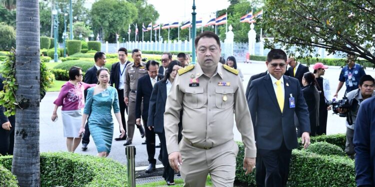 รองนายกฯ สุชาติ สักการะสิ่งศักดิ์สิทธิ์ประจำทำเนียบรัฐบาล เพื่อความเป็นสิริมงคล ก่อนเข้าเริ่มปฏิบัติงานในตำแหน่งรองนายกรัฐมนตรี 24 รองนายกฯ สุชาติ สักการะสิ่งศักดิ์สิทธิ์ประจำทำเนียบรัฐบาล เพื่อความเป็นสิริมงคล ก่อนเข้าเริ่มปฏิบัติงานในตำแหน่งรองนายกรัฐมนตรี