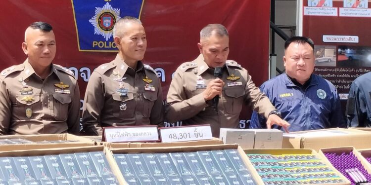 พล.ต.ท.วัฒนา ยี่จีน ผบช.ภ.1 พร้อมคณะฯ ร่วมแถลงผลงาน สืบสวนภาค 1 จับกุมบุหรี่ไฟฟ้าล็อตใหญ่