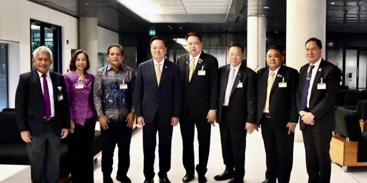 “รองนายกฯ สุชาติ” ร่วมแถลงนโยบายรัฐบาลต่อรัฐสภา ชูนโยบายด้านภัยธรรมชาติและสิ่งแวดล้อม เร่งพัฒนาเครือข่ายเตือนภัยพิบัติ และมุ่งผลักดันสังคมคาร์บอนต่ำ 25 “รองนายกฯ สุชาติ” ร่วมแถลงนโยบายรัฐบาลต่อรัฐสภา ชูนโยบายด้านภัยธรรมชาติและสิ่งแวดล้อม เร่งพัฒนาเครือข่ายเตือนภัยพิบัติ และมุ่งผลักดันสังคมคาร์บอนต่ำ