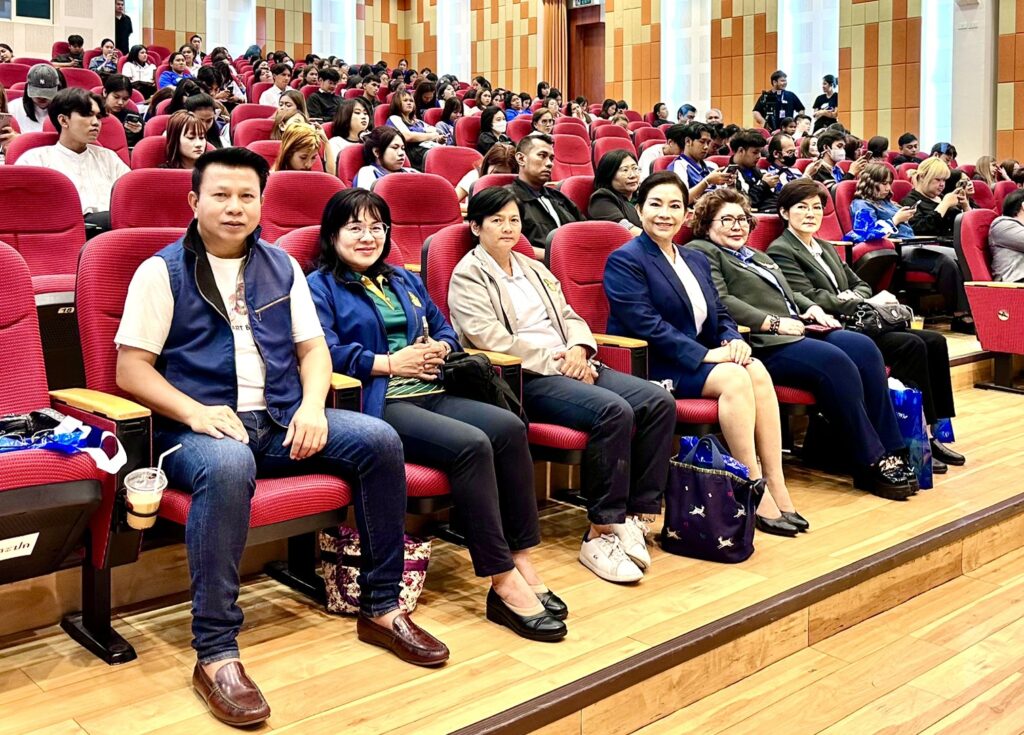 “ไชยา พรหมา” เปิดเวทีเสวนา “สร้างคอนเทนต์–ปั้นตัวตน” ชี้โลกโซเชียลเปลี่ยนเกมธุรกิจ–การเมือง ยุคนี้ต้องมีแบรนด์เป็นของตัวเอง 26