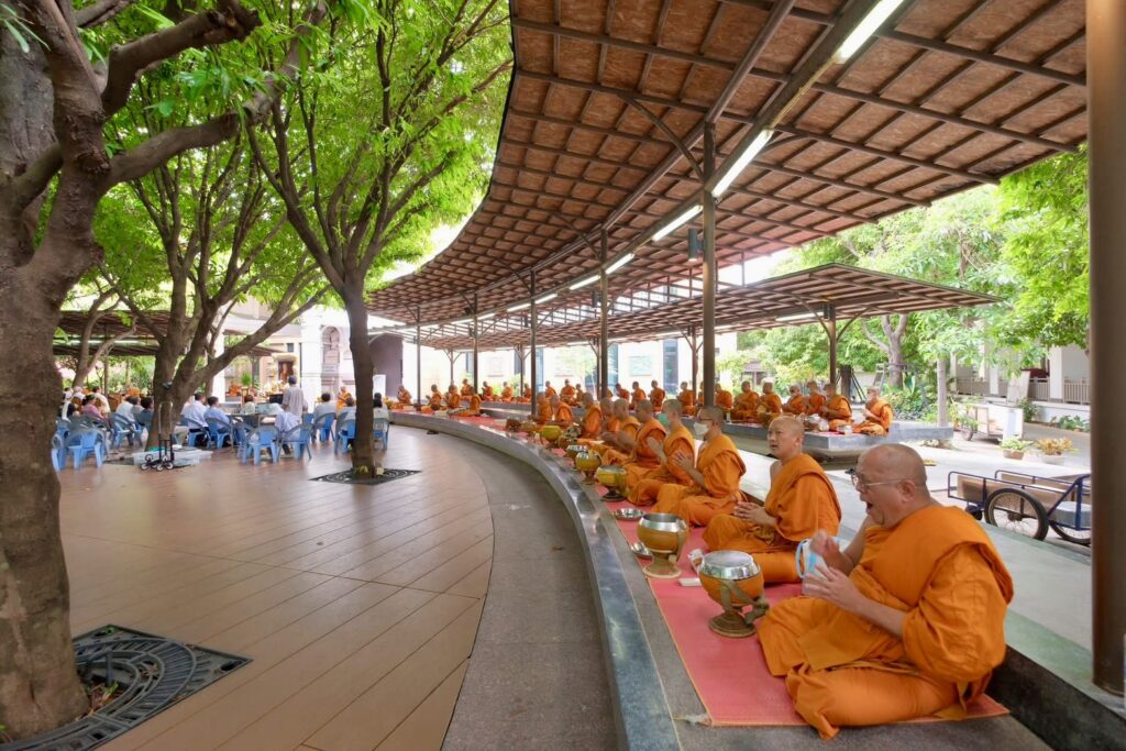 วัดชลประทานฯ จัดงาน “วันรำลึก 18 ปี มรณกาลหลวงพ่อปัญญานันทภิกขุ” ร่วมสดับธรรม สักการะอัฐิ และตักบาตรสาธิต 26