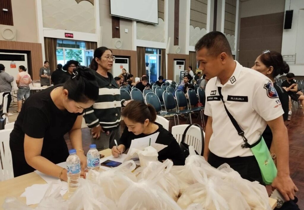 "บิ๊กเผือก" ผบช.ทท. กำชับภารกิจเร่งด่วน นำสิ่งของอุปโภค บริโภคมอบแก่ผู้ประสบอุทกภัยในพื้นที่ จ.สงขลา 26