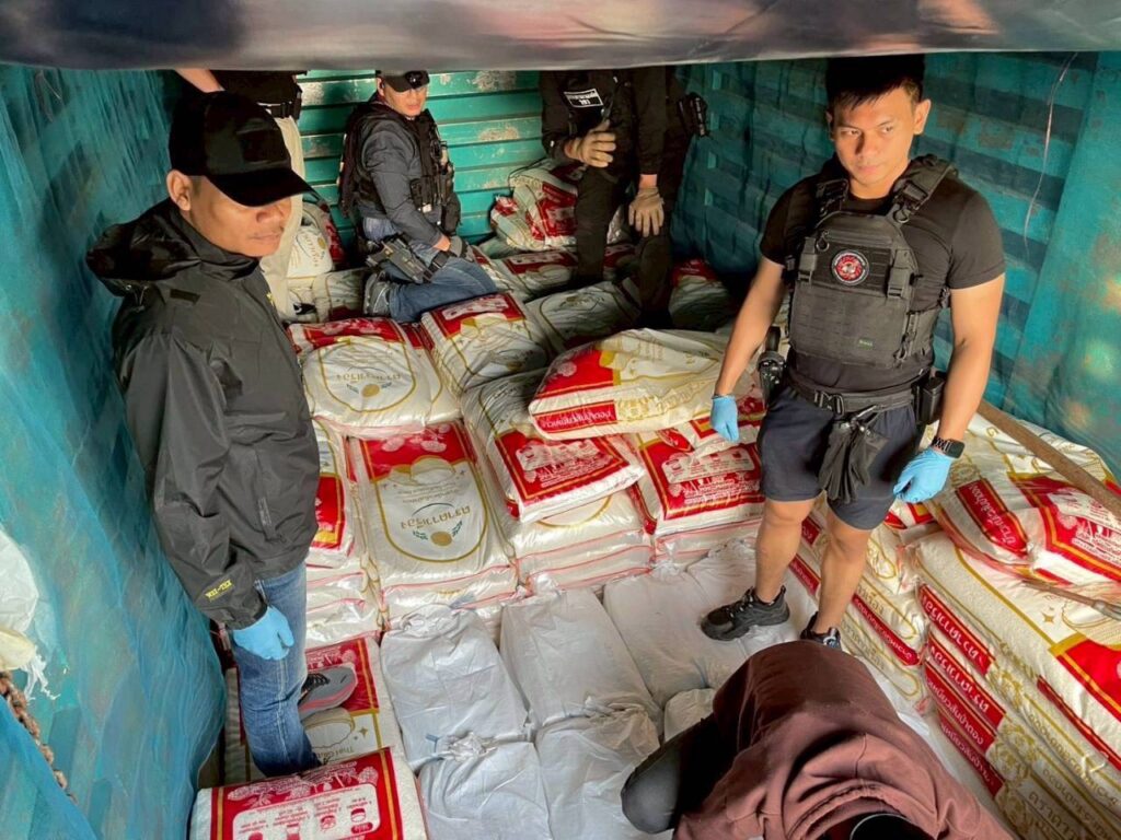 ตำรวจ 191 ตัดเส้นทรงลำเลียง รวบนักบินรถบรรทุก ควบ “ม้า 5 ล้านเม็ด” กลางถนนนครสวรรค์ ขณะลำเลียงยานรก จากภาคเหนือสู่ภาคกลาง มูลค่าแตะ 150 ล้าน 25