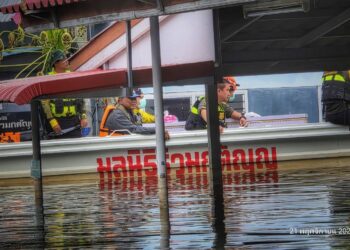 มูลนิธิร่วมกตัญญู นำเรือกู้ภัย พร้อมหีบใส่ร่าง เข้าไปช่วยรับร่างของคุณตา เสมอ บัวทิม 94 ปี ที่เสียชีวิต ด้วยโรคชราในพื้นที่ จ.สิงห์บุรี