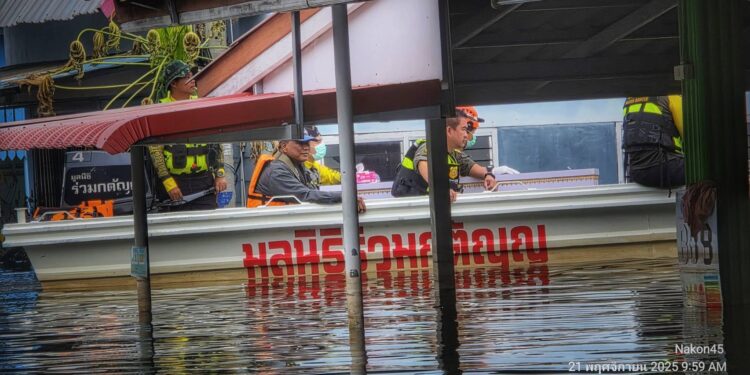 มูลนิธิร่วมกตัญญู นำเรือกู้ภัย พร้อมหีบใส่ร่าง เข้าไปช่วยรับร่างของคุณตา เสมอ บัวทิม 94 ปี ที่เสียชีวิต ด้วยโรคชราในพื้นที่ จ.สิงห์บุรี