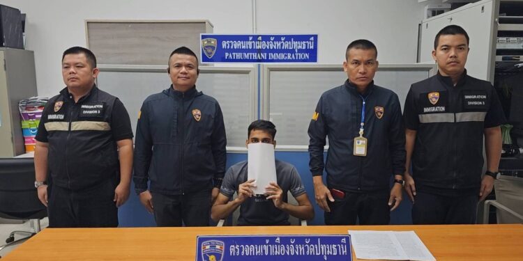 ตม.ปทุมธานี รวบหนุ่มปากีสถานแอบมุดเข้าไทย โดยทางการปากีสถานแจ้งมีประวัติใช้เอกสารทางการเงินปลอมขอวีซ่าท่องเที่ยว 25 ตม.ปทุมธานี รวบหนุ่มปากีสถานแอบมุดเข้าไทย โดยทางการปากีสถานแจ้งมีประวัติใช้เอกสารทางการเงินปลอมขอวีซ่าท่องเที่ยว