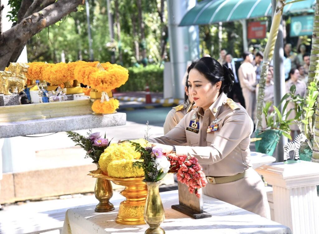 “ดร.รวีวรรณ” เข้ารับตำแหน่ง ปลัด ทส. วันแรก สักการะสิ่งศักดิ์สิทธิ์ ผู้บริหาร - เจ้าหน้าที่ต้อนรับอบอุ่น ย้ำหลักการทำงาน “โปร่งใส เป็นธรรม ใช้ข้อมูลเชิงประจักษ์ คำนึงถึงประชาชนเป็นสำคัญ” 29