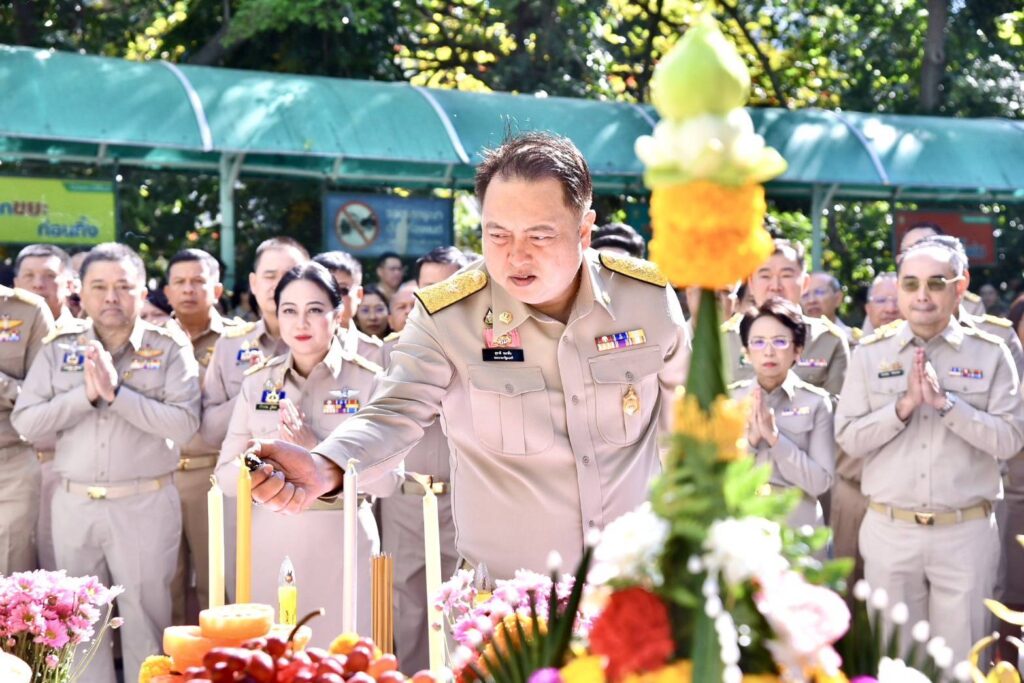 “ดร.รวีวรรณ” เข้ารับตำแหน่ง ปลัด ทส. วันแรก สักการะสิ่งศักดิ์สิทธิ์ ผู้บริหาร - เจ้าหน้าที่ต้อนรับอบอุ่น ย้ำหลักการทำงาน “โปร่งใส เป็นธรรม ใช้ข้อมูลเชิงประจักษ์ คำนึงถึงประชาชนเป็นสำคัญ” 27