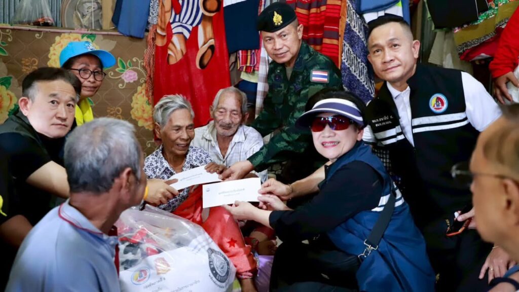 หาดใหญ่ได้หายใจ! กอ.รมน.จับมือเครือข่ายใหญ่ ขนสิ่ของ 1,100 ชุด ลงใต้เยียวยาช่วยเหลือ ช่วยผู้ประสบอุทกภัยครั้งใหญ่ ไม่ปล่อยให้ประชาชนสู้ลำพังแม้เพียงวันเดียว 26