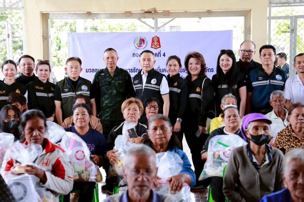 หาดใหญ่ได้หายใจ! กอ.รมน.จับมือเครือข่ายใหญ่ ขนสิ่ของ 1,100 ชุด ลงใต้เยียวยาช่วยเหลือ ช่วยผู้ประสบอุทกภัยครั้งใหญ่ ไม่ปล่อยให้ประชาชนสู้ลำพังแม้เพียงวันเดียว 25