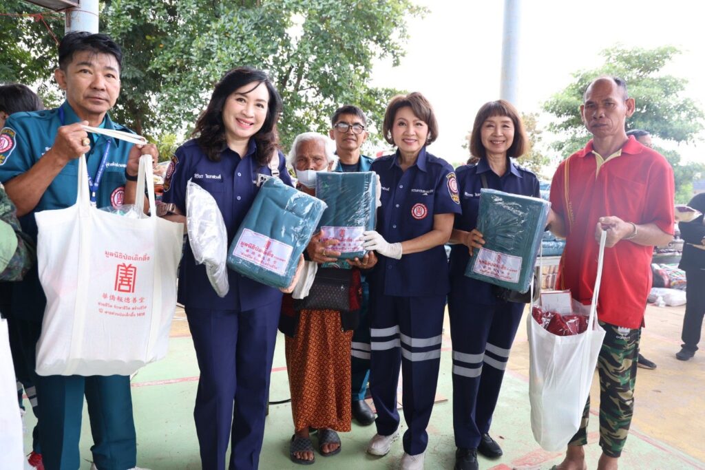 มูลนิธิป่อเต็กตึ๊ง ทุ่มงบกว่า 26.2 ล้านบาท ส่งต่อธารน้ำใจ ต้านภัยหนาว ลงพื้นที่แจกจ่ายผ้าห่มพร้อมเครื่องอุปโภคบริโภค บรรเทาทุกข์ผู้ประสบภัยหนาวในถิ่นทุรกันดารรวม 4 ภาค เพื่อถวายเป็นพระราชกุศลแด่สมเด็จพระนางเจ้าสิริกิติ์ พระบรมราชินีนาถ พระบรมราชชนนีพันปีหลวง 26