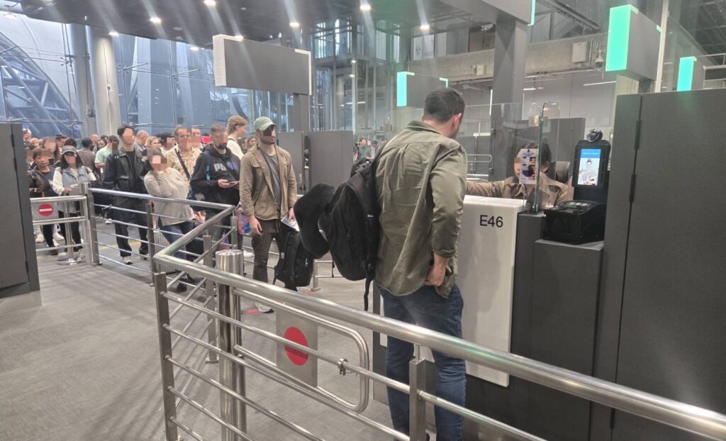 ตม.สั่งสกัดเข้ม เขมรใช้ฟรีวีซ่าเข้าไทย พร้อมสกัดฝรั่งกลุ่มเสี่ยงเกรงทหารรับจ้าง วอนท่องเที่ยวต่างชาติเข้าใจสถานการณ์ รอคิวไม่เกิน 40 นาที 26