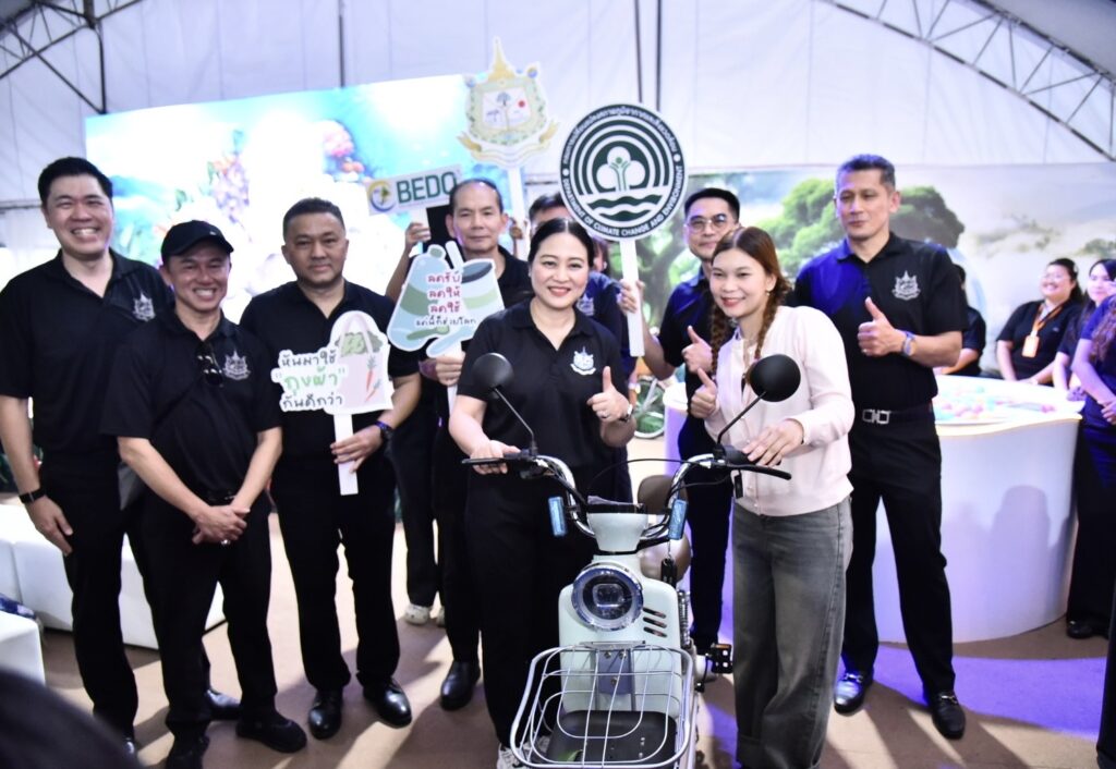 ดร.รวีวรรณ ปลัดกระทรวงฯ นำทีม ทส. ชวนประชาชนพกถุงผ้า ลดใช้ถุงพลาสติก ในงานกาชาด ปี 2568 30