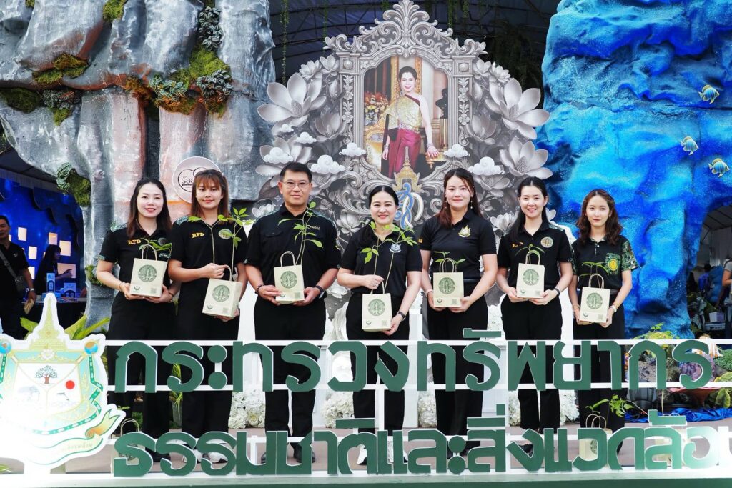 ดร.รวีวรรณ ปลัดกระทรวงฯ นำทีม ทส. ชวนประชาชนพกถุงผ้า ลดใช้ถุงพลาสติก ในงานกาชาด ปี 2568 26