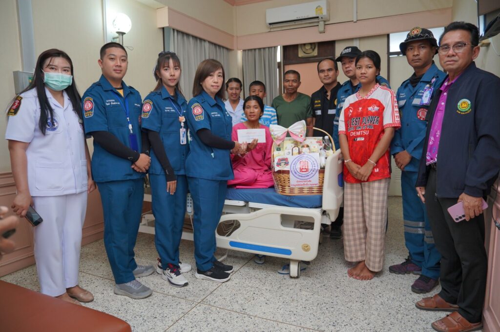 มูลนิธิป่อเต็กตึ๊ง ลงพื้นที่ส่งต่อกำลังใจ ยกทัพสิ่งของเครื่องใช้จำเป็น ฯลฯ มอบให้แก่ผู้อพยพ จากสถานการณ์ชายแดนไทย-กัมพูชา ณ ศูนย์พักพิงชั่วคราวในพื้นที่จังหวัดสุรินทร์ บุรีรัมย์ ศรีสะเกษ และอุบลราชธานี พร้อมมอบเงิน-กระเช้าเยี่ยมเยียนให้แก่คุณแม่พลทหารที่พักรักษาตัวที่โรงพยาบาล รวมมูลค่ากว่า 2.5 ล้านบาท 30