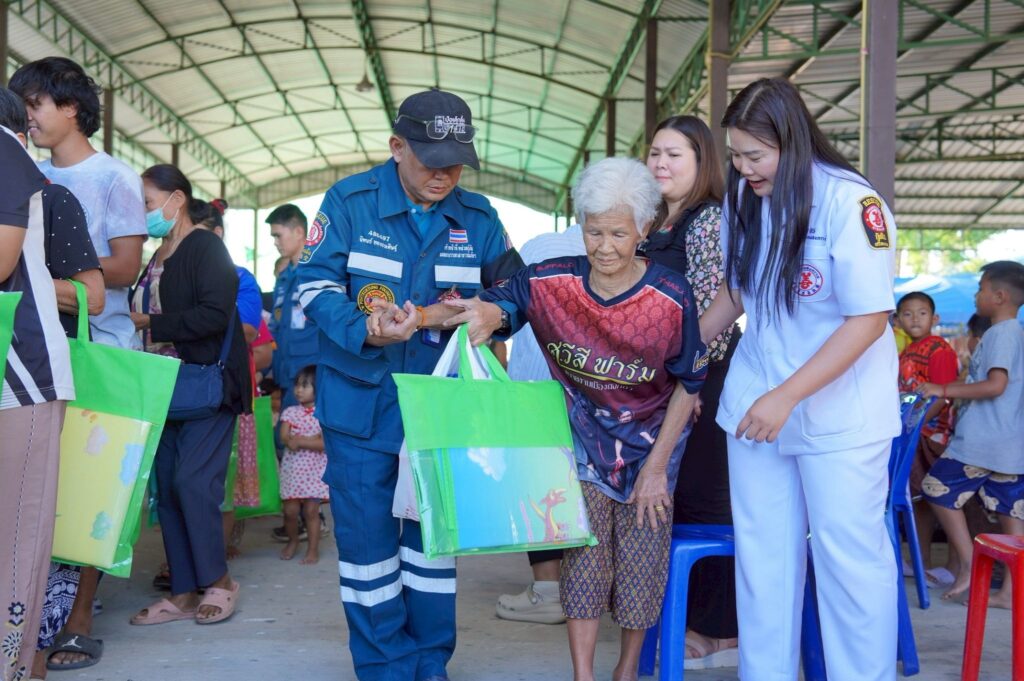 มูลนิธิป่อเต็กตึ๊ง ลงพื้นที่ส่งต่อกำลังใจ ยกทัพสิ่งของเครื่องใช้จำเป็น ฯลฯ มอบให้แก่ผู้อพยพ จากสถานการณ์ชายแดนไทย-กัมพูชา ณ ศูนย์พักพิงชั่วคราวในพื้นที่จังหวัดสุรินทร์ บุรีรัมย์ ศรีสะเกษ และอุบลราชธานี พร้อมมอบเงิน-กระเช้าเยี่ยมเยียนให้แก่คุณแม่พลทหารที่พักรักษาตัวที่โรงพยาบาล รวมมูลค่ากว่า 2.5 ล้านบาท 28