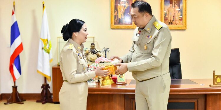 “ดร.รวีวรรณ” เข้ารับตำแหน่ง ปลัด ทส. วันแรก สักการะสิ่งศักดิ์สิทธิ์ ผู้บริหาร - เจ้าหน้าที่ต้อนรับอบอุ่น ย้ำหลักการทำงาน “โปร่งใส เป็นธรรม ใช้ข้อมูลเชิงประจักษ์ คำนึงถึงประชาชนเป็นสำคัญ” 25 “ดร.รวีวรรณ” เข้ารับตำแหน่ง ปลัด ทส. วันแรก สักการะสิ่งศักดิ์สิทธิ์ ผู้บริหาร – เจ้าหน้าที่ต้อนรับอบอุ่น ย้ำหลักการทำงาน “โปร่งใส เป็นธรรม ใช้ข้อมูลเชิงประจักษ์ คำนึงถึงประชาชนเป็นสำคัญ”