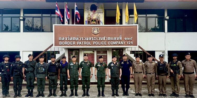 รอง ผบ.ตร. ลุยแนวรบชายแดน! ปลอบขวัญกำลังพล “ตชด.–ทหาร” ย้ำพร้อมปกป้องอธิปไตยไทยเต็มกำลัง 25 รอง ผบ.ตร. ลุยแนวรบชายแดน! ปลอบขวัญกำลังพล “ตชด.–ทหาร” ย้ำพร้อมปกป้องอธิปไตยไทยเต็มกำลัง