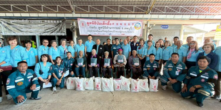 มูลนิธิป่อเต็กตึ๊ง ทุ่มงบกว่า 26.2 ล้านบาท ส่งต่อธารน้ำใจ ต้านภัยหนาว ลงพื้นที่แจกจ่ายผ้าห่มพร้อมเครื่องอุปโภคบริโภค บรรเทาทุกข์ผู้ประสบภัยหนาวในถิ่นทุรกันดารรวม 4 ภาค เพื่อถวายเป็นพระราชกุศลแด่สมเด็จพระนางเจ้าสิริกิติ์ พระบรมราชินีนาถ พระบรมราชชนนีพันปีหลวง 25 มูลนิธิป่อเต็กตึ๊ง ทุ่มงบกว่า 26.2 ล้านบาท ส่งต่อธารน้ำใจ ต้านภัยหนาว ลงพื้นที่แจกจ่ายผ้าห่มพร้อมเครื่องอุปโภคบริโภค บรรเทาทุกข์ผู้ประสบภัยหนาวในถิ่นทุรกันดารรวม 4 ภาค เพื่อถวายเป็นพระราชกุศลแด่สมเด็จพระนางเจ้าสิริกิติ์ พระบรมราชินีนาถ พระบรมราชชนนีพันปีหลวง