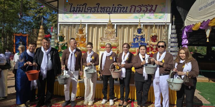 ดร.ฐิติ ชัยนาม ร่วมประกอบพิธีหล่อพระพุทธรูปพระประธาน ปางประทานพร หน้าตักกว้าง 5 เมตร สูง 10 เมตร ณ สำนักสงฆ์สันติศิลาราม ต.ท่าศิลา อ.ส่องดาว จ.สกลนคร 25 ดร.ฐิติ ชัยนาม ร่วมประกอบพิธีหล่อพระพุทธรูปพระประธาน ปางประทานพร หน้าตักกว้าง 5 เมตร สูง 10 เมตร ณ สำนักสงฆ์สันติศิลาราม ต.ท่าศิลา อ.ส่องดาว จ.สกลนคร