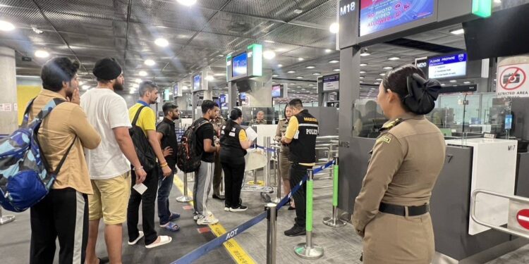 ตม.สั่งสกัดเข้ม เขมรใช้ฟรีวีซ่าเข้าไทย พร้อมสกัดฝรั่งกลุ่มเสี่ยงเกรงทหารรับจ้าง วอนท่องเที่ยวต่างชาติเข้าใจสถานการณ์ รอคิวไม่เกิน 40 นาที 25 ตม.สั่งสกัดเข้ม เขมรใช้ฟรีวีซ่าเข้าไทย พร้อมสกัดฝรั่งกลุ่มเสี่ยงเกรงทหารรับจ้าง วอนท่องเที่ยวต่างชาติเข้าใจสถานการณ์ รอคิวไม่เกิน 40 นาที