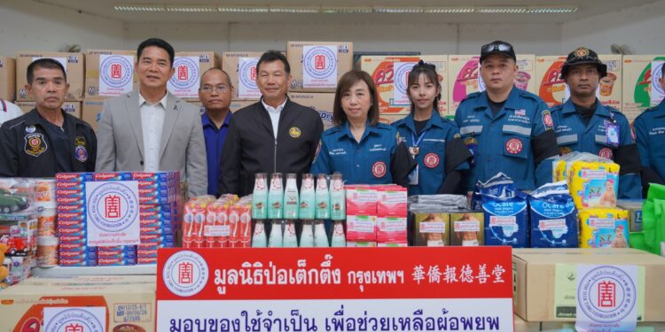 มูลนิธิป่อเต็กตึ๊ง ลงพื้นที่ส่งต่อกำลังใจ ยกทัพสิ่งของเครื่องใช้จำเป็น ฯลฯ มอบให้แก่ผู้อพยพ จากสถานการณ์ชายแดนไทย-กัมพูชา ณ ศูนย์พักพิงชั่วคราวในพื้นที่จังหวัดสุรินทร์ บุรีรัมย์ ศรีสะเกษ และอุบลราชธานี พร้อมมอบเงิน-กระเช้าเยี่ยมเยียนให้แก่คุณแม่พลทหารที่พักรักษาตัวที่โรงพยาบาล รวมมูลค่ากว่า 2.5 ล้านบาท 25 มูลนิธิป่อเต็กตึ๊ง ลงพื้นที่ส่งต่อกำลังใจ ยกทัพสิ่งของเครื่องใช้จำเป็น ฯลฯ มอบให้แก่ผู้อพยพ จากสถานการณ์ชายแดนไทย-กัมพูชา ณ ศูนย์พักพิงชั่วคราวในพื้นที่จังหวัดสุรินทร์ บุรีรัมย์ ศรีสะเกษ และอุบลราชธานี พร้อมมอบเงิน-กระเช้าเยี่ยมเยียนให้แก่คุณแม่พลทหารที่พักรักษาตัวที่โรงพยาบาล รวมมูลค่ากว่า 2.5 ล้านบาท