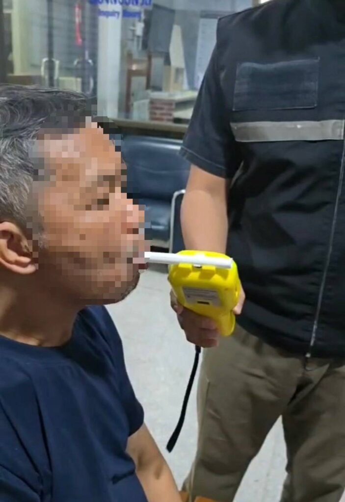 ลุงขับกระบะย้อนศรยาวจากด่านดินแดง ชนรถ 6 คัน สารภาพตกใจ “เข้าด่านเก็บค่าผ่านทางผิด ทำอะไรไม่ถูก” 26