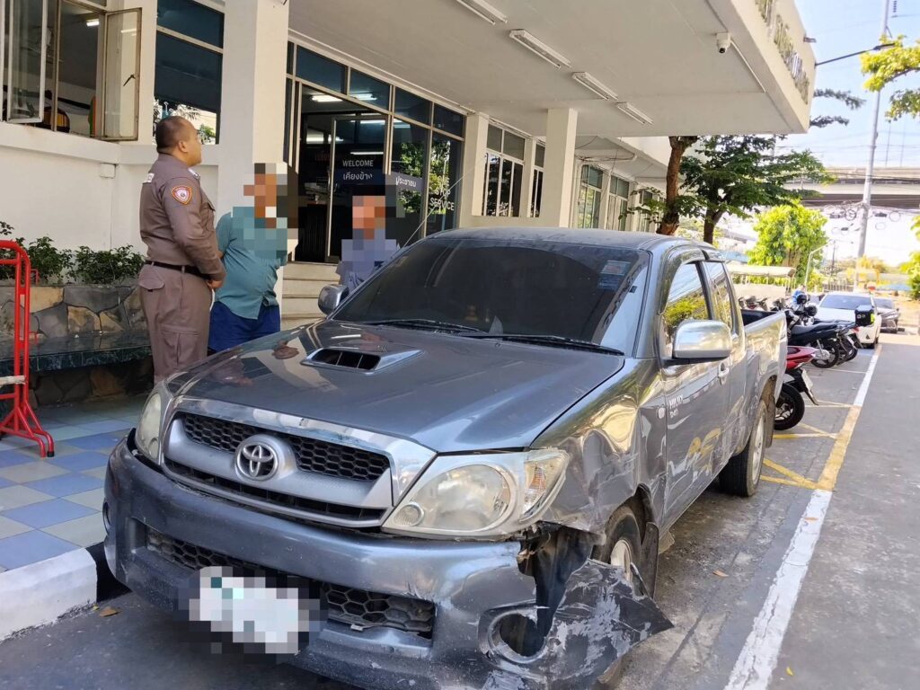 ลุงขับกระบะย้อนศรยาวจากด่านดินแดง ชนรถ 6 คัน สารภาพตกใจ “เข้าด่านเก็บค่าผ่านทางผิด ทำอะไรไม่ถูก” 27