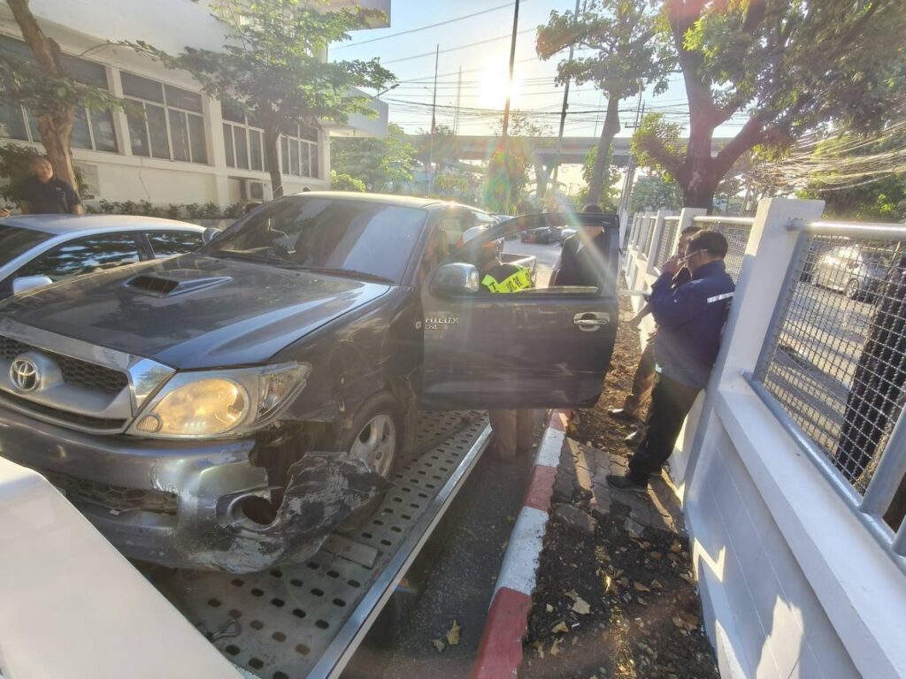ลุงขับกระบะย้อนศรยาวจากด่านดินแดง ชนรถ 6 คัน สารภาพตกใจ “เข้าด่านเก็บค่าผ่านทางผิด ทำอะไรไม่ถูก” 28