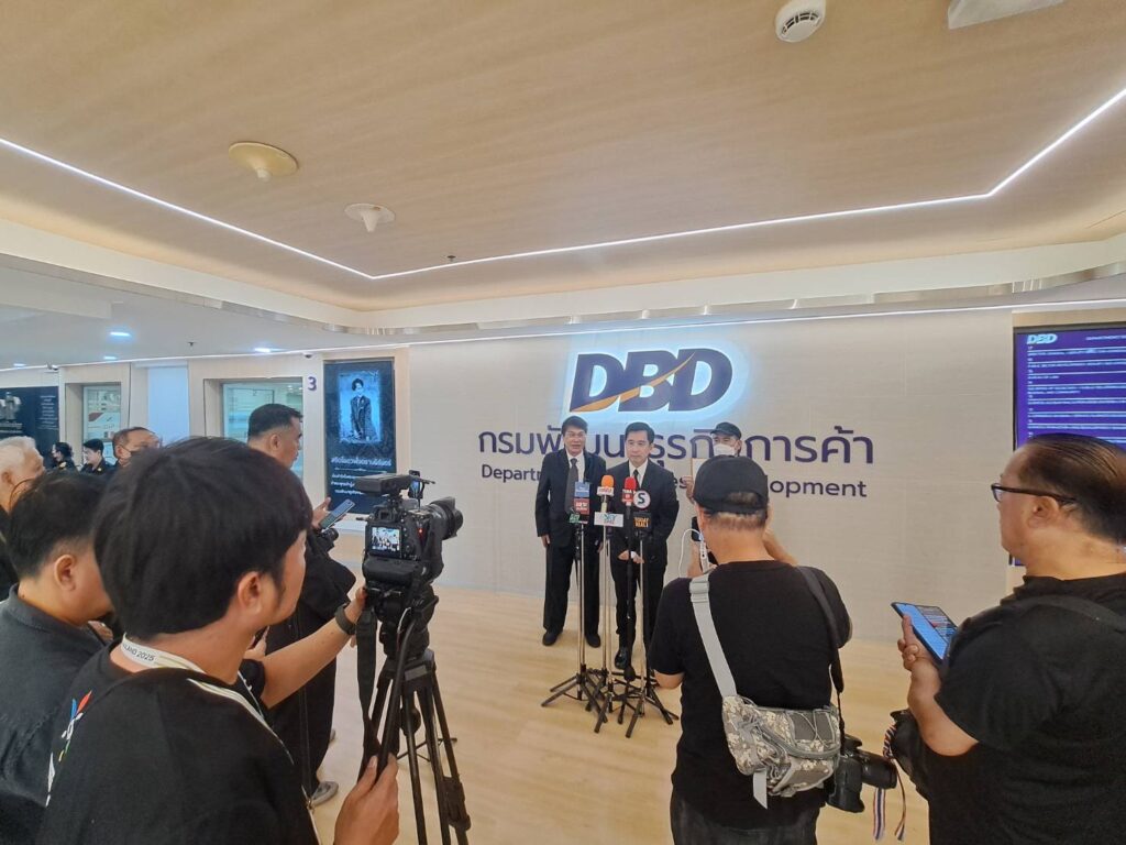 "เสี่ยโก้" นายก่อเกียรติ พาณิชยารมณ์ โปรโมเตอร์รางวัลยอดเยี่ยมเอเชีย 3 สถาบันบุกกระทรวงพาณิชย์ ร้องขอถอดถอนและยกเลิกทะเบียนพาณิชย์ "บ.แพลนบี" เพราะใช้เอกสารการยื่นจดทะเบียนเป็นเอกสารเท็จเกือบทั้งหมด 33