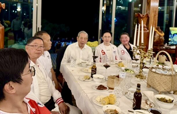 ชื่นมื่นหลังเวทีหาเสียง “ยศชนัน” นำทีมเพื่อไทย ร่วมโต๊ะดินเนอร์ “พินิจ จารุสมบัติ” สะท้อนเกมการเมืองเข้มข้น 27