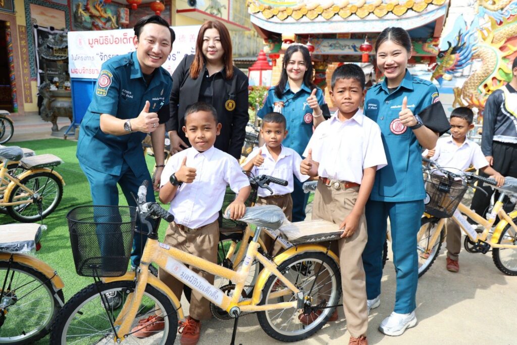 มูลนิธิป่อเต็กตึ๊ง หนุนการศึกษาเยาวชน 100 โรงเรียนในพื้นที่ชนบทภาคกลาง-ใต้ รวม 20 จังหวัด มอบจักรยาน-อุปกรณ์กีฬา ในโครงการ “จักรยานเพื่อน้องสัญจร” ครั้งที่ 6 รวมมูลค่ากว่า 2.85 ล้านบาท เน้นสร้างชีวิตอย่างยั่งยืน 32
