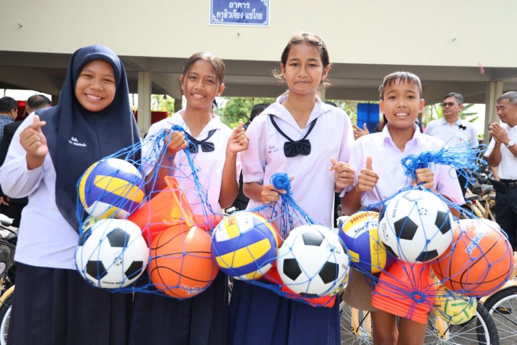 มูลนิธิป่อเต็กตึ๊ง หนุนการศึกษาเยาวชน 100 โรงเรียนในพื้นที่ชนบทภาคกลาง-ใต้ รวม 20 จังหวัด มอบจักรยาน-อุปกรณ์กีฬา ในโครงการ “จักรยานเพื่อน้องสัญจร” ครั้งที่ 6 รวมมูลค่ากว่า 2.85 ล้านบาท เน้นสร้างชีวิตอย่างยั่งยืน 26
