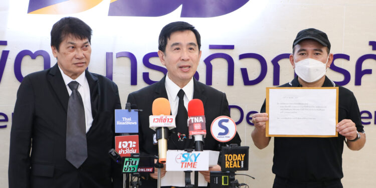 "เสี่ยโก้" นายก่อเกียรติ พาณิชยารมณ์ โปรโมเตอร์รางวัลยอดเยี่ยมเอเชีย 3 สถาบันบุกกระทรวงพาณิชย์ ร้องขอถอดถอนและยกเลิกทะเบียนพาณิชย์ "บ.แพลนบี" เพราะใช้เอกสารการยื่นจดทะเบียนเป็นเอกสารเท็จเกือบทั้งหมด 25 “เสี่ยโก้” นายก่อเกียรติ พาณิชยารมณ์ โปรโมเตอร์รางวัลยอดเยี่ยมเอเชีย 3 สถาบันบุกกระทรวงพาณิชย์ ร้องขอถอดถอนและยกเลิกทะเบียนพาณิชย์ “บ.แพลนบี” เพราะใช้เอกสารการยื่นจดทะเบียนเป็นเอกสารเท็จเกือบทั้งหมด